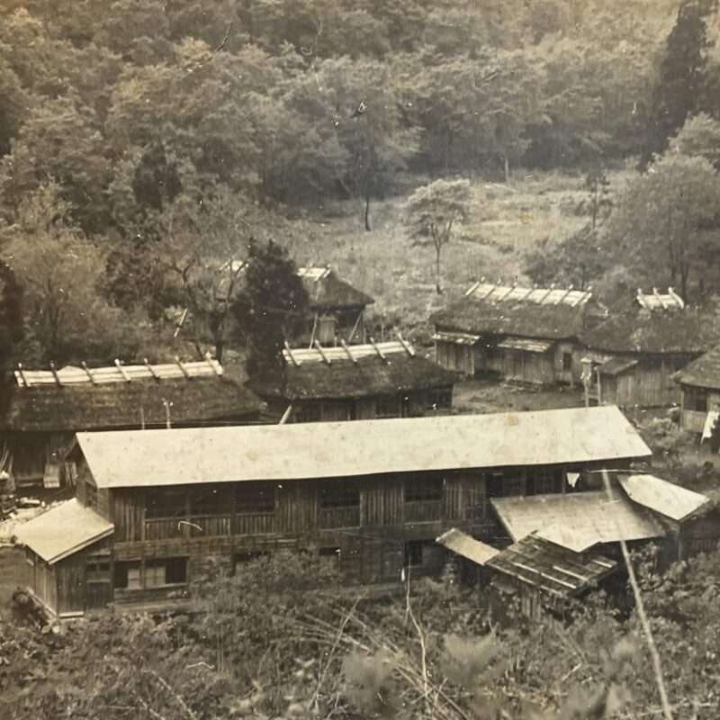 蟹場温泉（昭和30年代） 明治時代からの茅葺小屋が湯治場の風情を物語る。