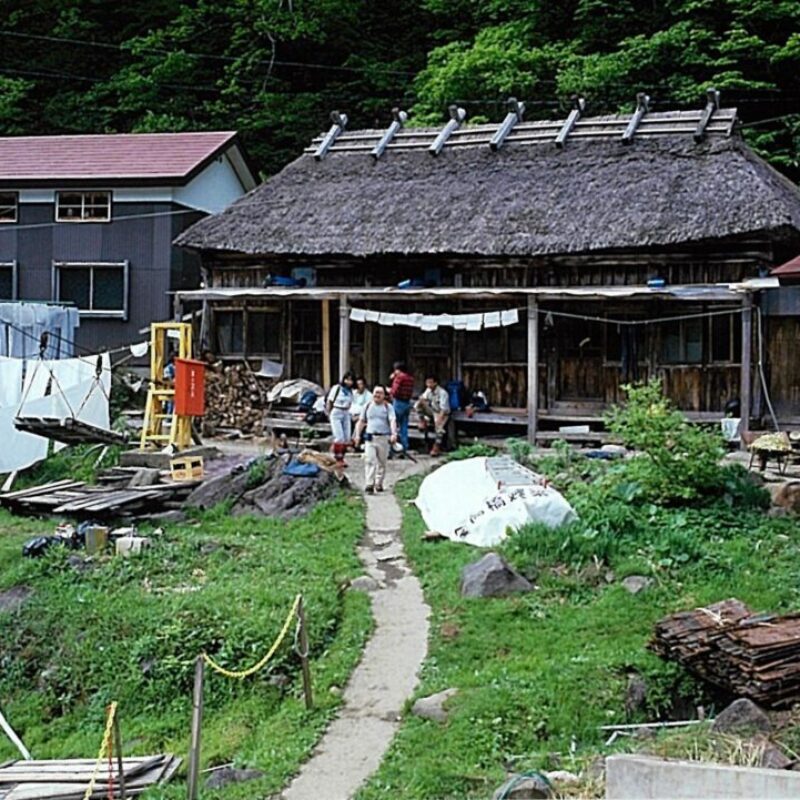 孫六温泉（昭和60年代～平成初期） 湯治客と登山客で賑わう孫六温泉。