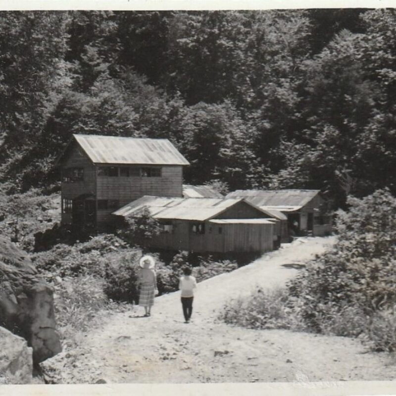 妙乃湯（昭和30年代後半） 開業当時の鄙びた木造旅館。大釜温泉方面から見た妙乃湯の様子。
